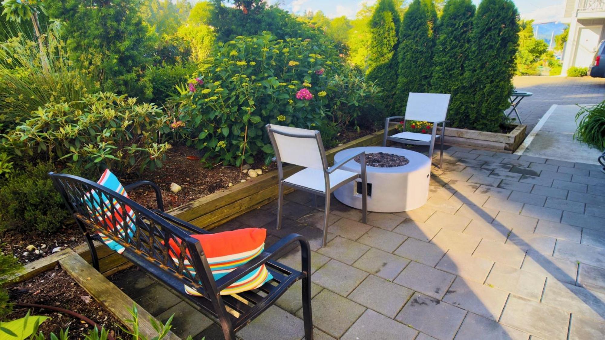 Gibsons Landing Inn Bagian luar foto
